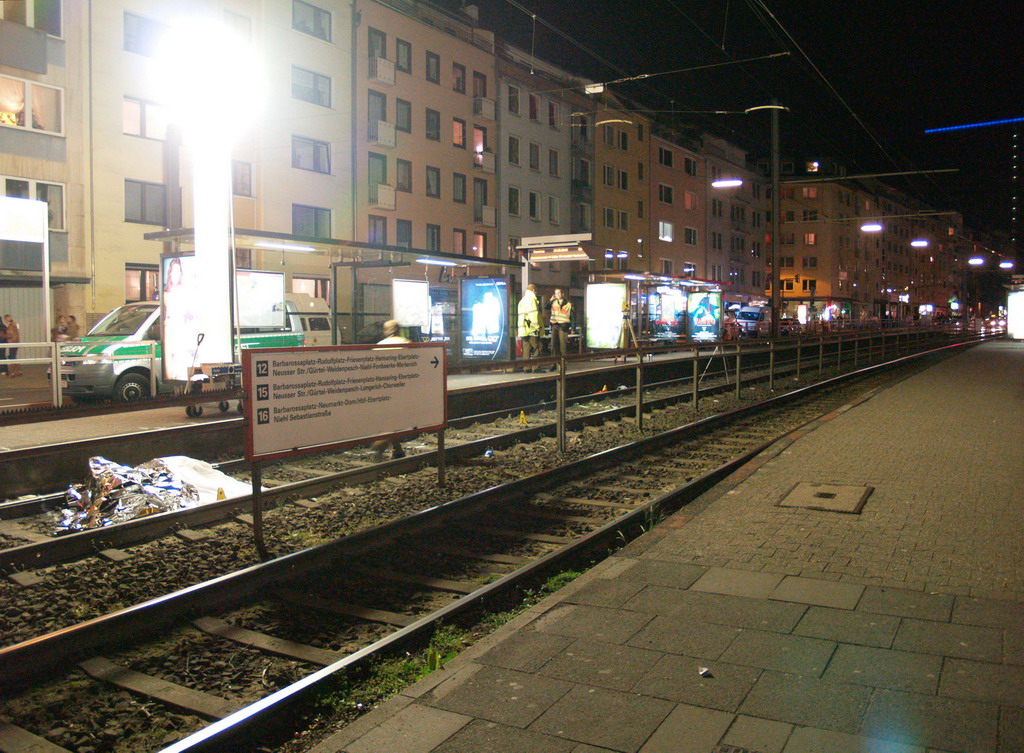 Person unter KVB Bahn Koeln Eifelstr P20.JPG